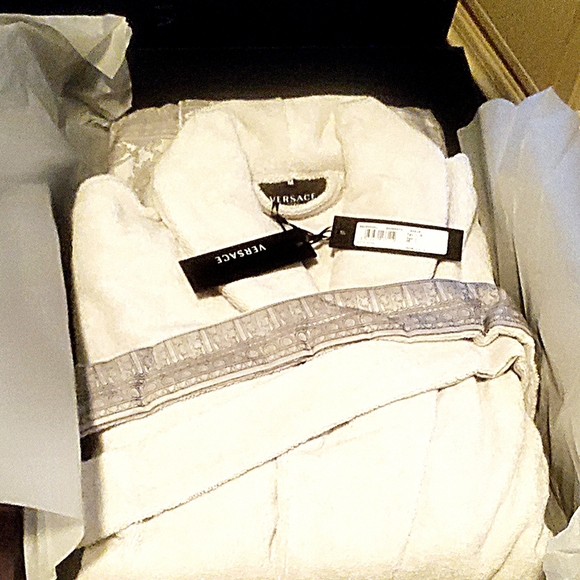 VERSACE BATHROBE - NEVER BEEN WORN BRAND NEW WITH TAGS FROM THE STORE STILL ON ! - Picture 1 of 9